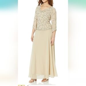 NWT 3/4 Sleeve Scallop Bodice Gown